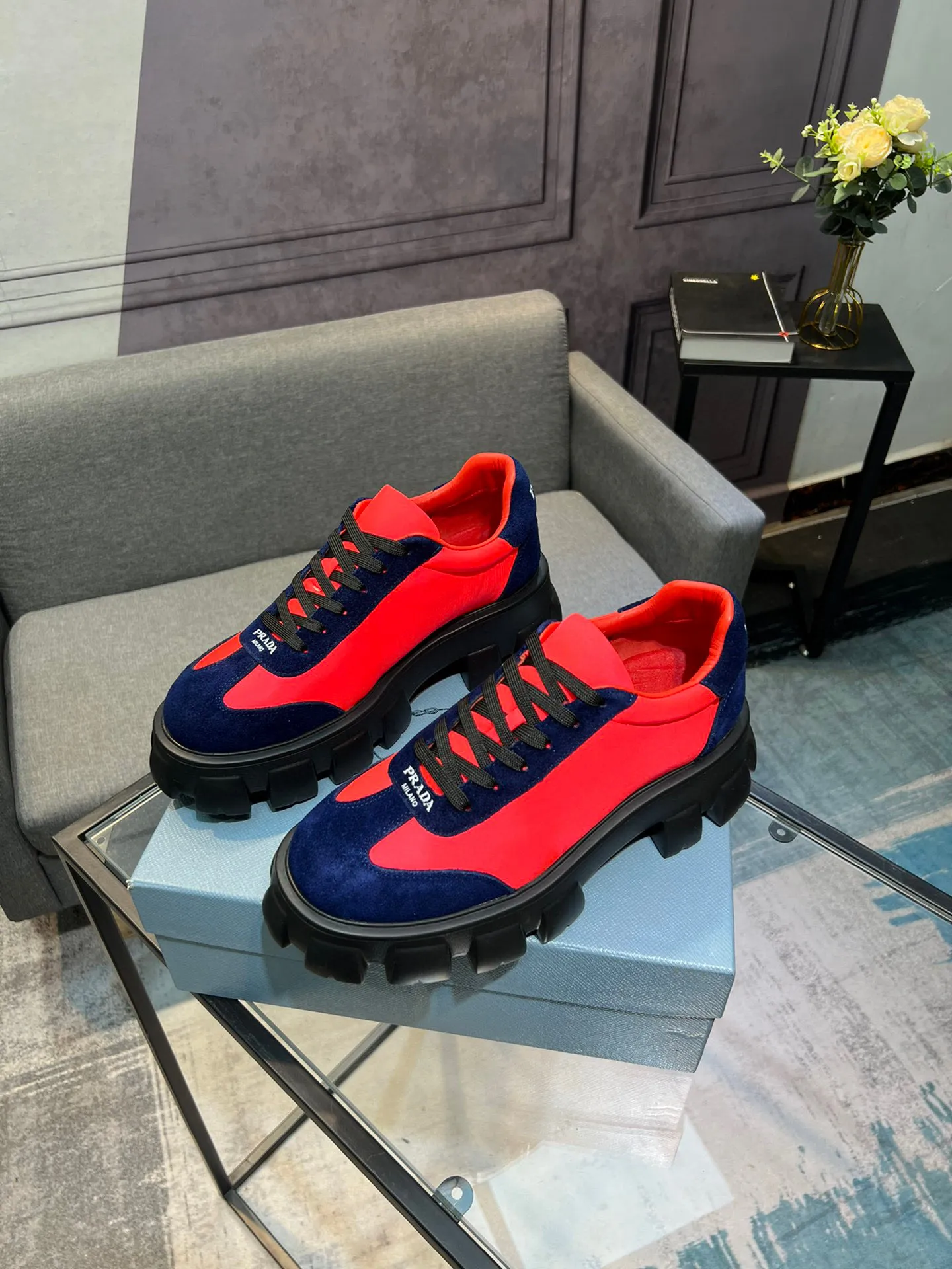 Men's shoes 💰540 Prada Latest 2025ss spring and summer catwalk series Thick-soled platform platform Casual sports shoes Couple style ☑️ Bold contrasting bright colors and fashionable combination Casual sports style design with exquisite details Classic personalized gear thick sole Increased comfort and unique modern trend style 🚩 Fabric: Cowhide ➕ Cloth Lining: Sheepskin Outsole: Original molded ultra-light foam material Sole thickness: 4.5CM Size: 35-45 (Female 40, Male 45, customized, non-returnable)